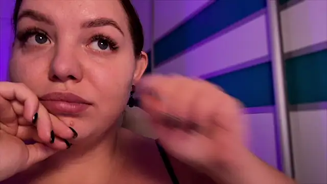 courteous raspberrry online show from October 9, 2025, 12:38 pm