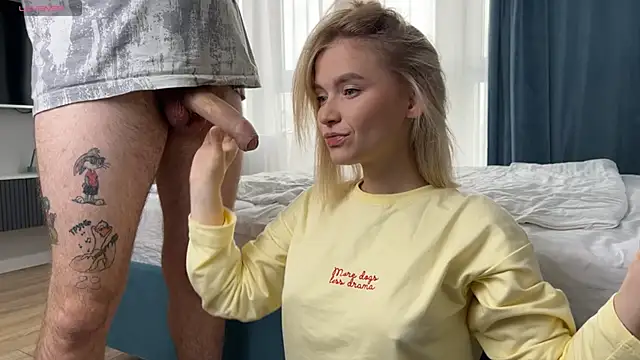 Adelovenick online show from October 12, 2025, 7:54 am