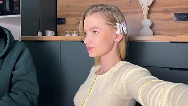 Adelovenick online show from February 6, 2026, 7:43 pm