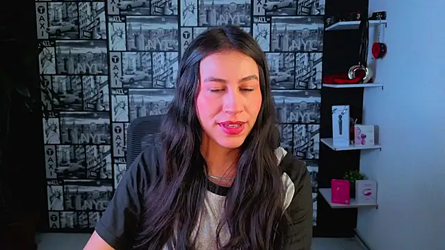 EmiGomez  online show from June 19, 2026, 3:29 pm