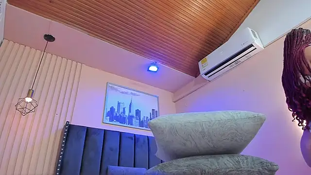 viiolett lee online show from December 20, 2025, 9:06 pm