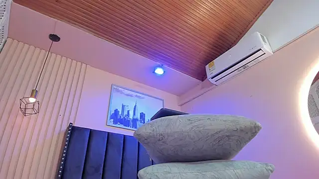 viiolett lee online show from February 11, 2026, 8:09 pm