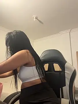  miaquevedo  online show from May 5, 2026, 2:09 pm