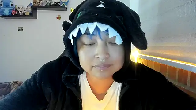 Shaddycute  online show from November 19, 2025, 5:13 pm