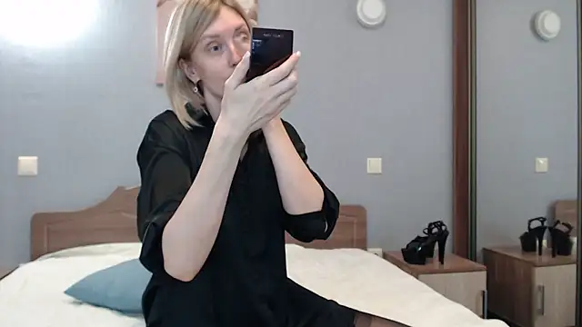 Snapshot of AvelinaLeoni chatting on January 24, 2025, 8:44 am AvelinaLeoni online show from January 24, 2025, 8:44 am