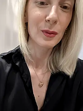 Snapshot of AvelinaLeoni chatting on December 19, 2025, 7:00 am AvelinaLeoni online show from December 19, 2025, 7:00 am