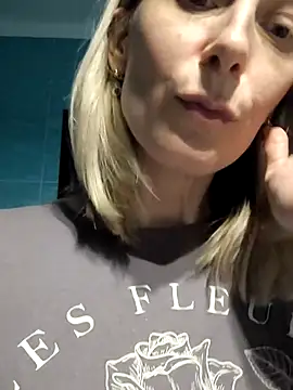 Snapshot of AvelinaLeoni chatting on November 19, 2025, 7:25 pm AvelinaLeoni online show from November 19, 2025, 7:25 pm