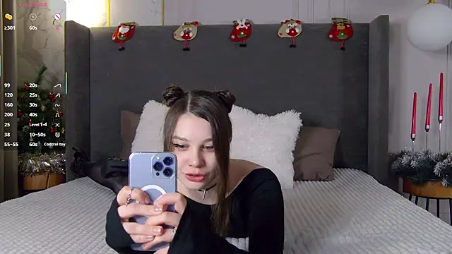 ReginaRobinson online show from December 17, 2025, 5:56 am