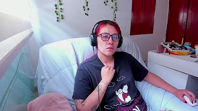 bonnie moon  online show from September 27, 2025, 3:18 pm