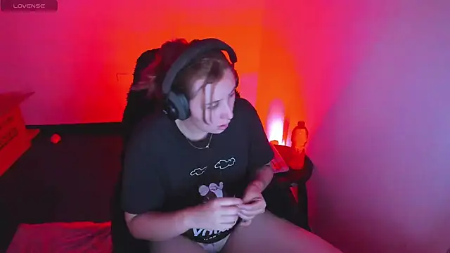 Snapshot of bonnie_moon_ chatting on March 6, 2026, 8:04 pm bonnie moon online show from March 6, 2026, 8:04 pm