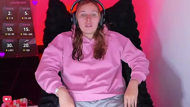 Snapshot of bonnie_moon_ chatting on February 22, 2026, 8:43 pm bonnie moon online show from February 22, 2026, 8:43 pm