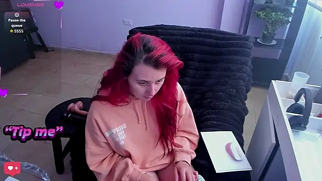 bonnie moon  online show from October 29, 2025, 5:12 pm