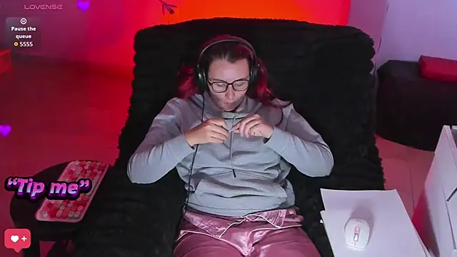 bonnie moon  online show from October 25, 2025, 7:47 pm