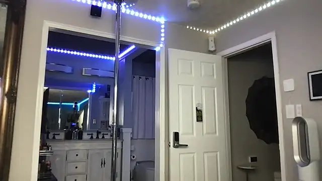 curvyfunlover online show from November 28, 2025, 10:37 am