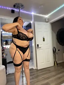 Snapshot of curvyfunlover chatting on June 16, 2026, 10:37 am curvyfunlover online show from June 16, 2026, 10:37 am