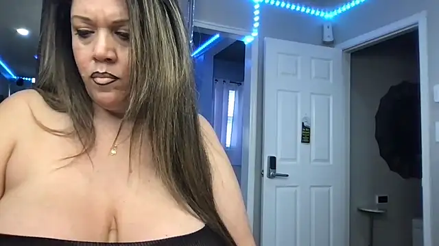 curvyfunlover online show from November 9, 2025, 4:33 pm