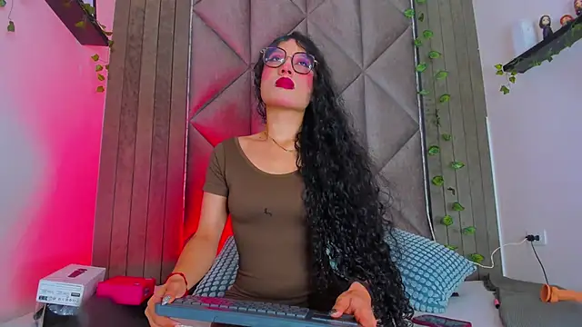 BriaConner  online show from June 6, 2026, 3:01 am