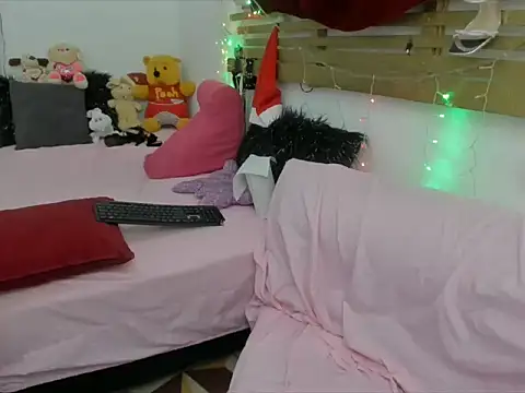 KeiraQuen online show from November 21, 2025, 3:11 pm