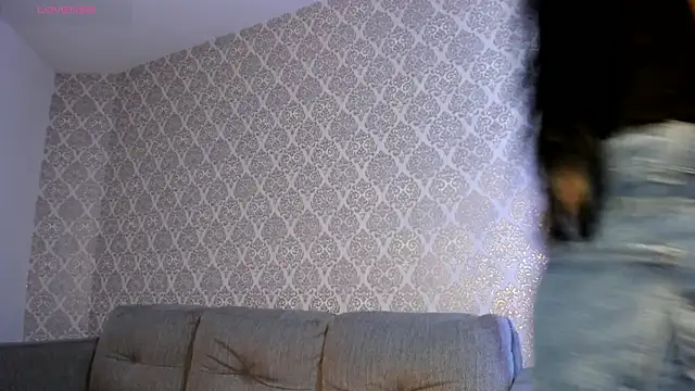 AriRobert  online show from November 14, 2025, 4:05 am