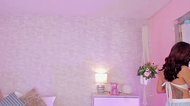 DahianaWalcott online show from February 28, 2025, 1:05 am