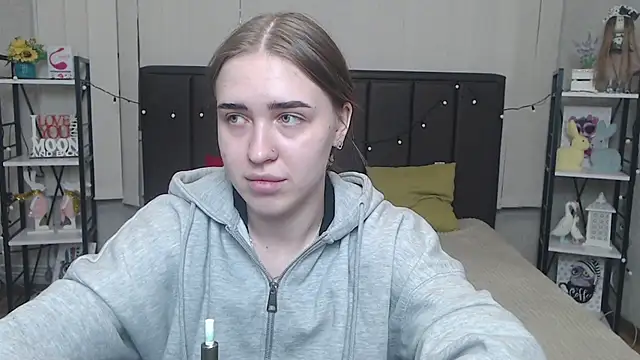 LauraHlot online show from September 26, 2025, 5:42 pm