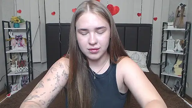 LauraHlot online show from July 9, 2026, 5:12 pm