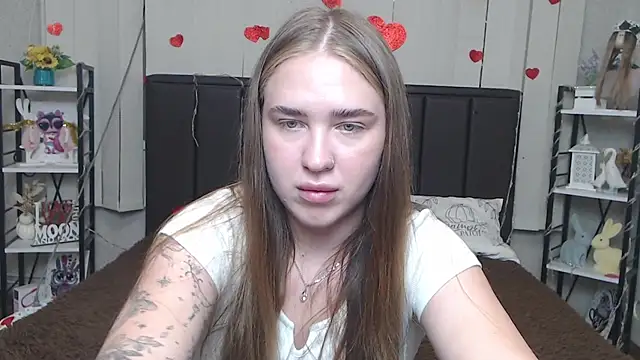 LauraHlot online show from July 10, 2026, 5:57 pm