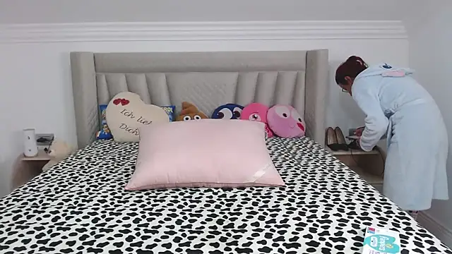 CatWoman0001 online show from November 30, 2025, 10:32 pm