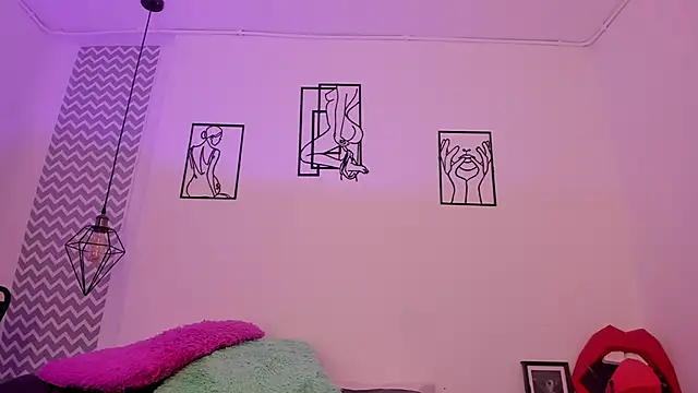 cloehonney online show from September 12, 2025, 2:17 pm