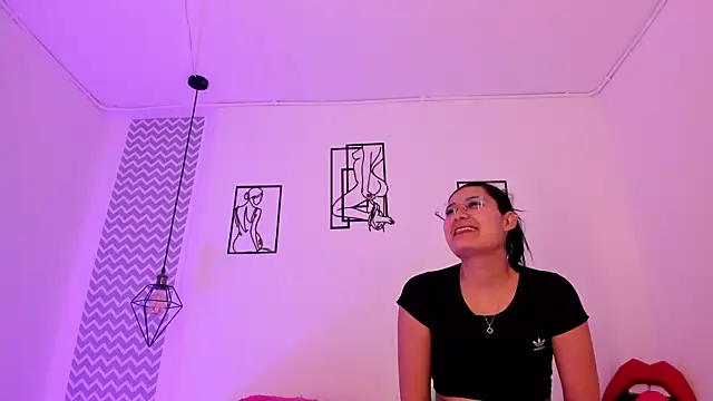 cloehonney online show from October 9, 2025, 4:07 pm