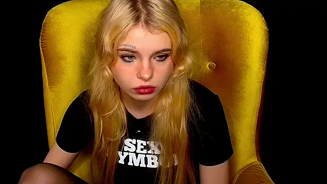 MisssLola online show from November 3, 2025, 2:31 pm