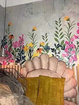 kiim taaylor online show from October 15, 2025, 1:08 pm