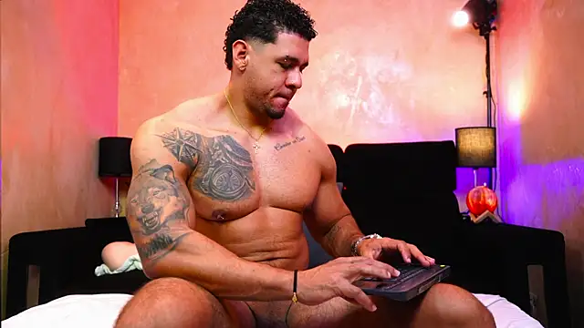 MassimoWalton2 online show from April 6, 2026, 2:18 pm