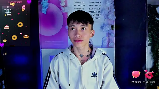 juniior 2311  online show from February 12, 2025, 9:22 pm