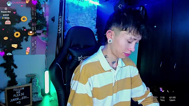 juniior 2311  online show from March 15, 2025, 11:19 am