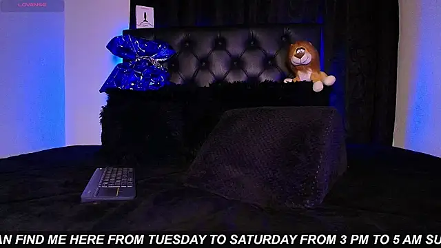 James1lee  online show from July 4, 2026, 5:03 am