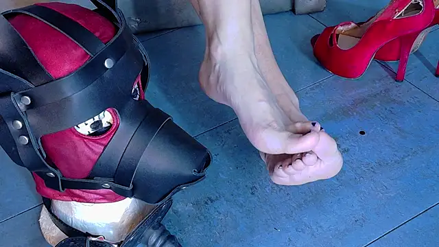 LusstCruella online show from November 4, 2025, 8:45 pm