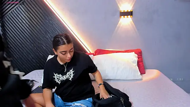 Snapshot of Laia_and_Aloby chatting on August 6, 2026, 11:22 pm Laia and Aloby online show from August 6, 2026, 11:22 pm