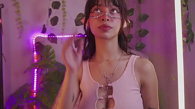 Snapshot of Kitty_arts chatting on December 5, 2024, 7:44 pm Kitty arts online show from December 5, 2024, 7:44 pm