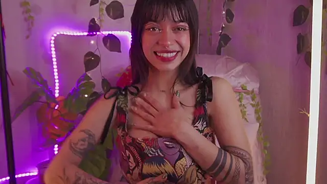 Snapshot of Kitty_arts chatting on December 6, 2024, 6:22 pm Kitty arts online show from December 6, 2024, 6:22 pm