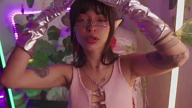 Snapshot of Kitty_arts chatting on December 5, 2024, 4:39 pm Kitty arts online show from December 5, 2024, 4:39 pm