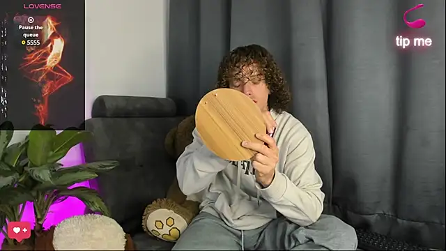 All3ssandr0 online show from February 26, 2025, 5:24 am