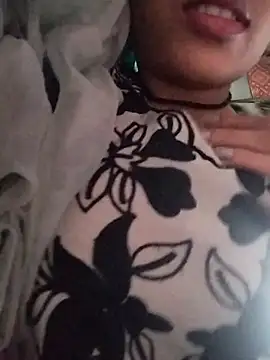 Sreya213 online show from December 3, 2024, 7:39 pm