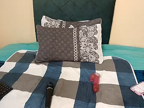 chloechrome online show from March 11, 2025, 4:18 pm