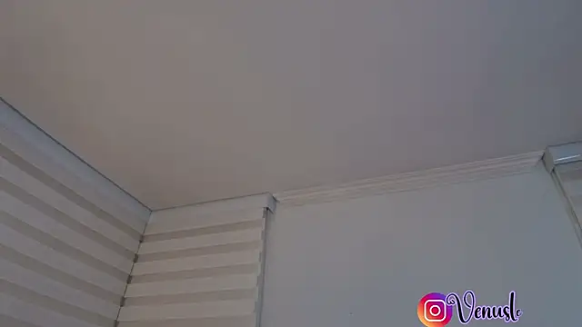 venusleroy  online show from December 4, 2025, 11:15 pm