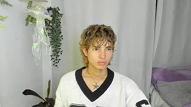 santy-kitty online show from October 7, 2025, 2:12 am