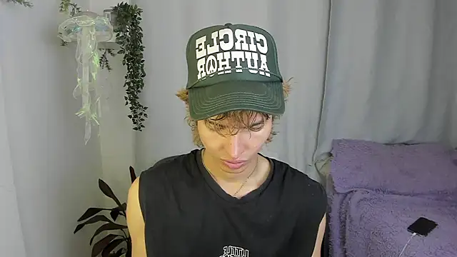 santy-kitty online show from October 15, 2025, 1:04 am