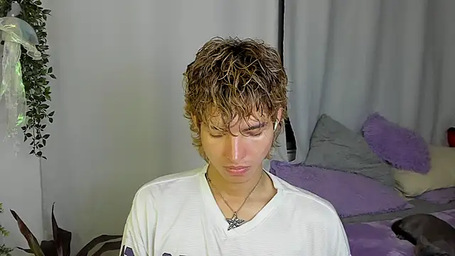 santy-kitty online show from October 4, 2025, 2:35 am