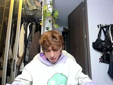 santy-kitty online show from February 4, 2025, 1:23 am