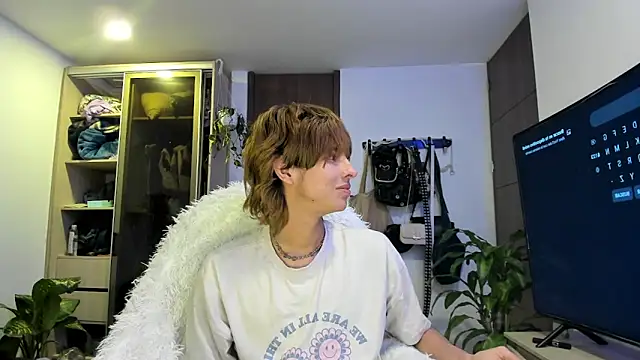 santy-kitty online show from March 14, 2025, 3:26 am